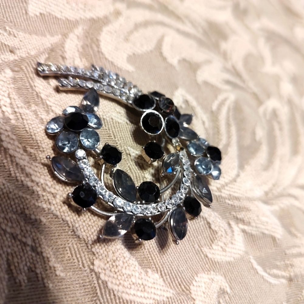 🖤🩶🤍 Sultry Vintage 90's Art Deco Nouveau Rhinestone Brooch - Picture 3 of 11